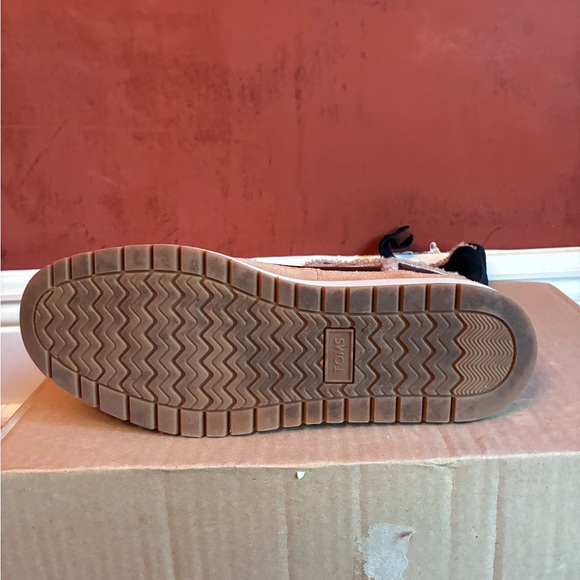 TOMS Makenna Women's Black & Tan Leather Shearling Water Resistant Boots, Size 6 - Picture 9 of 12